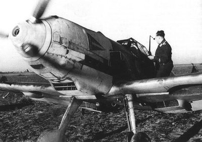 Un mecánico ayuda a cerrar la cúpula de un Bf-109E ya con el motor en marcha