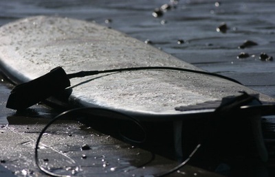 Un longboard descansa sobre la arena