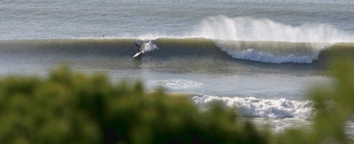 Un longboarder surfea una fantástica derecha