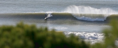 Un longboarder surfea una fantástica derecha