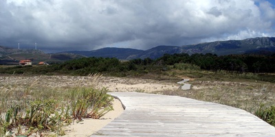 El camino de madera que lleva a la playa