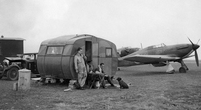 Varios pilotos esperamos la orden de salida al lado de nuestros aviones durante la batalla de Inglaterra