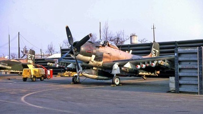 Un A-1H Skyrider del 1st Special Operations Squadron espera en la plataforma de la base de Nahkon Phanom