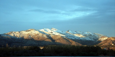 Ese día las montañas cercanas a la costa estaban nevadas