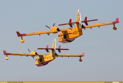 Nuestros dos hidroaviones despegando en formación