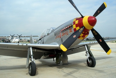 Un precioso P-51D Mustang descansa frente a un PBY Catalina en el aerodromo de Sabadell