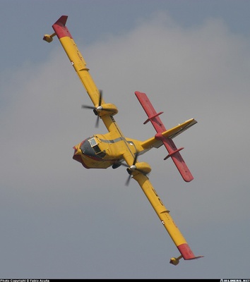 Hidroavión alabeando pronunciadamente hacia la izquierda