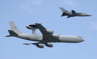 Un Tornado y un E3 Sentry de la Royal Air Force volando en formación