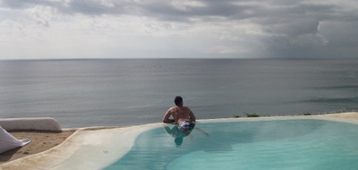 Un servidor observando las olas de Bingin desde la piscina de El Kabron