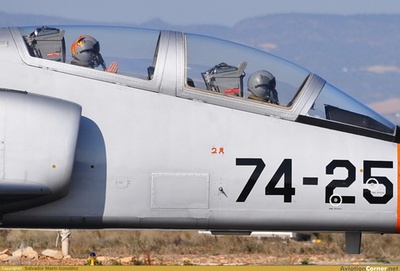 Dos pilotos en la cabina de un CASA C101 Aviojet