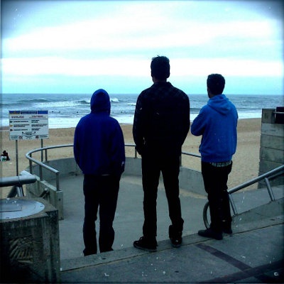 Tres surfistas esperando esa tarde en Hossegor