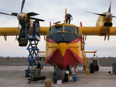 Personal de Mantenimiento del 43 Grupo revisando un hidroavión en el aeropuerto de La Gomera