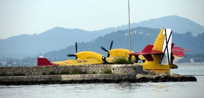 El CL-215T matrícula UD13-30 sale navegando de la Base de Hidros de Pollensa